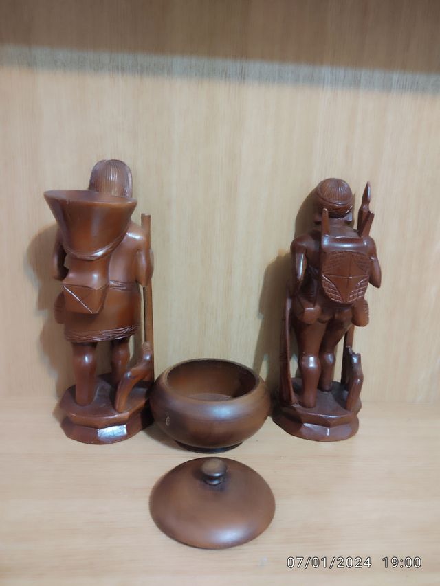 Pareja de tallas figuradas de cazador y cazadora d