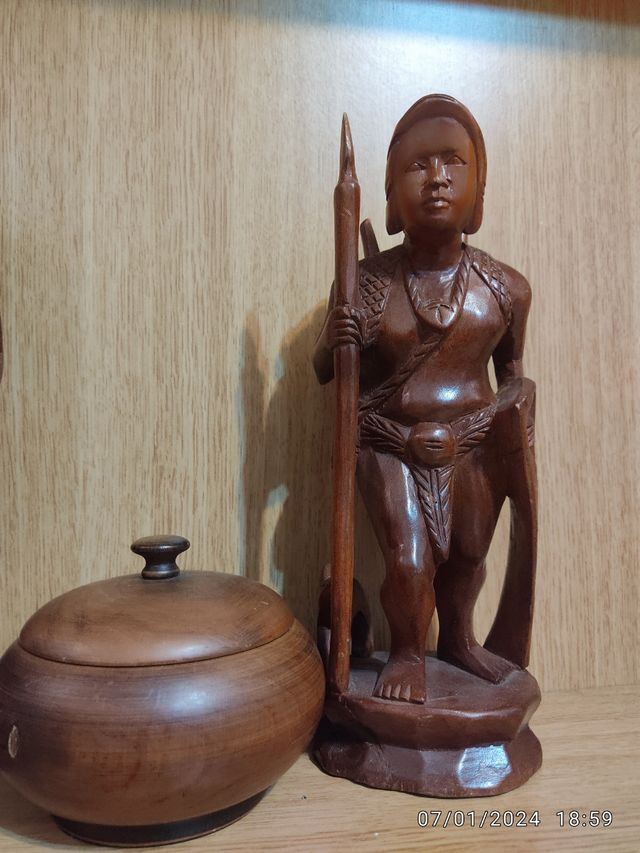 Pareja de tallas figuradas de cazador y cazadora d