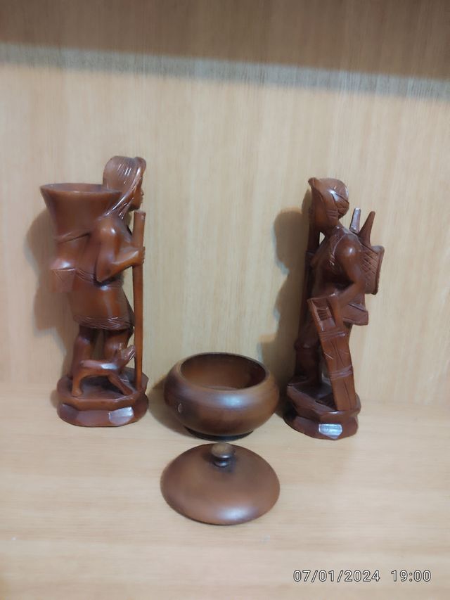 Pareja de tallas figuradas de cazador y cazadora d