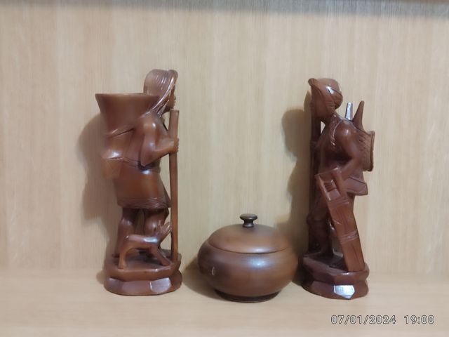 Pareja de tallas figuradas de cazador y cazadora d