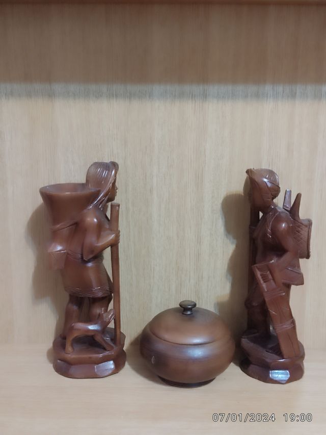 Pareja de tallas figuradas de cazador y cazadora d
