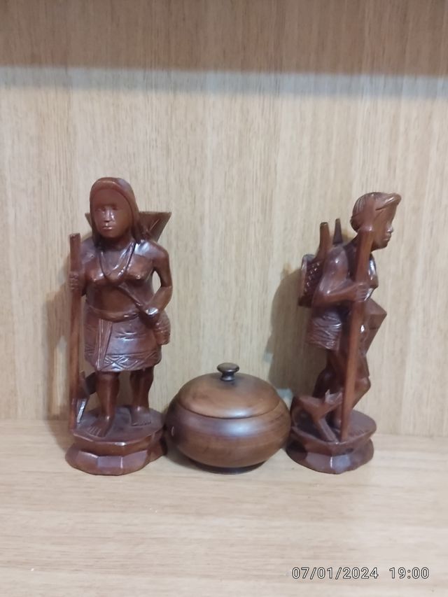 Pareja de tallas figuradas de cazador y cazadora d