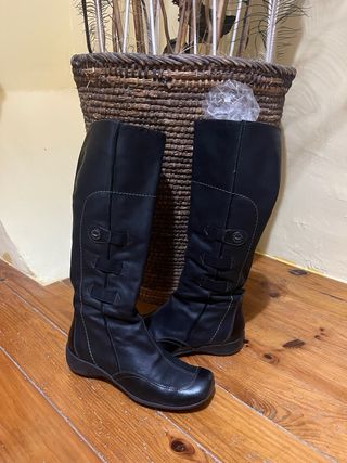 Botas altas en piel negra
