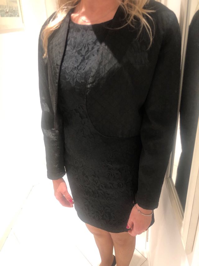 vestito in pizzo e giacca corta