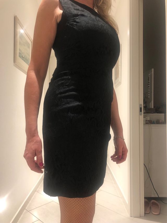 vestito in pizzo e giacca corta