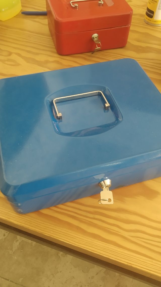 Caja metálica de monedas y billetes