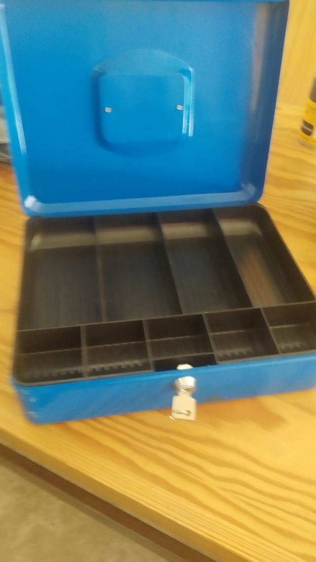 Caja metálica de monedas y billetes