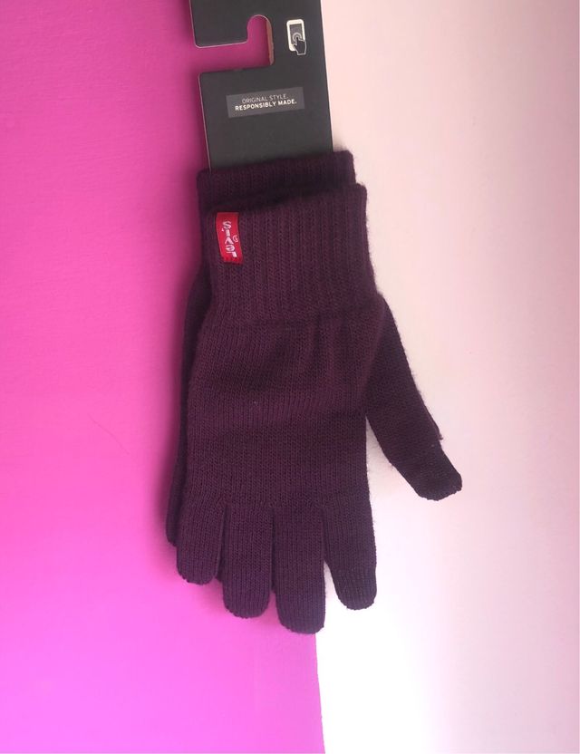 Guantes Levi’s de color morados. Táctiles.