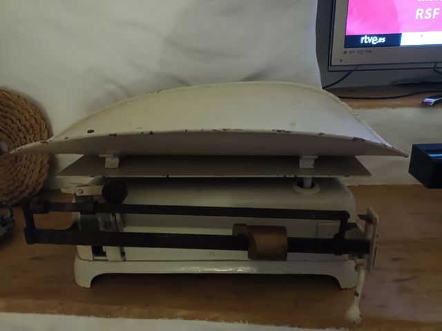 Antigua báscula farmacia para pesar bebés