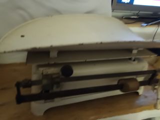 Antigua báscula farmacia para pesar bebés