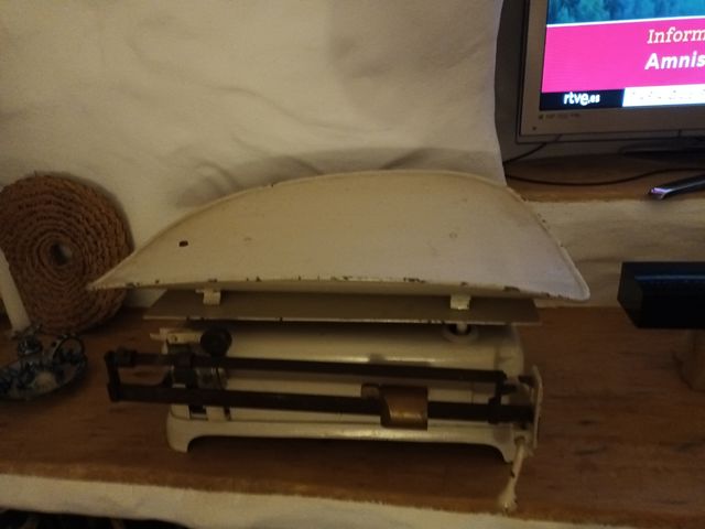 Antigua báscula farmacia para pesar bebés