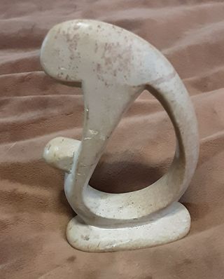 Statuetta soprammobile in pietra "Mamma e Figlio"