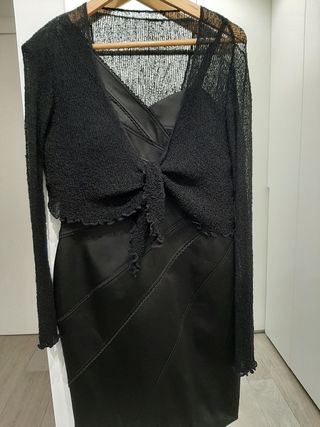 Vestido negro de satén y chaqueta de complementos 