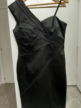 Vestido negro de satén y chaqueta de complementos 