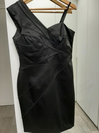 Vestido negro de satén y chaqueta de complementos 