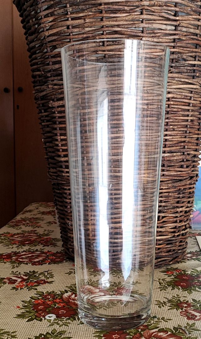 Vaso in vetro cilindrico.