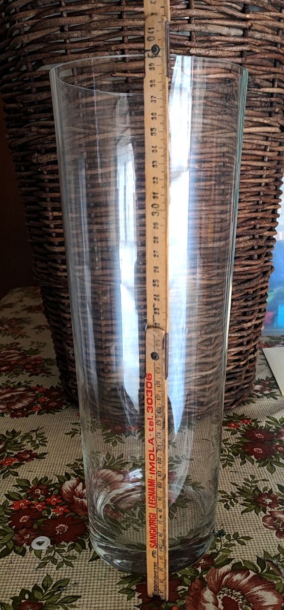 Vaso in vetro cilindrico.