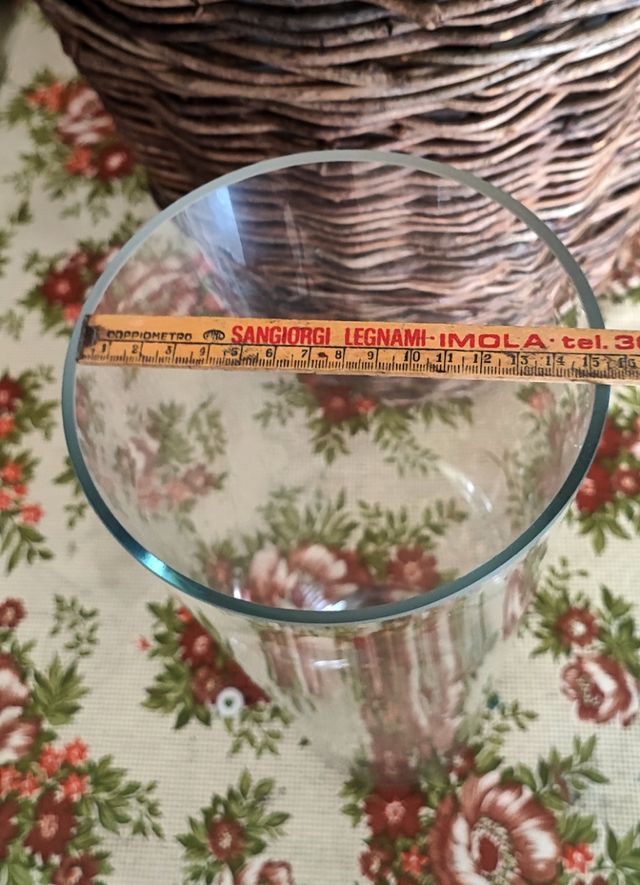 Vaso in vetro cilindrico.