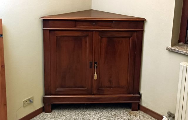 Angoliera antica in legno