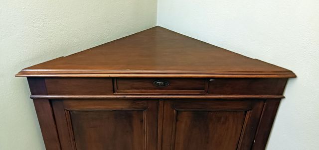 Angoliera antica in legno