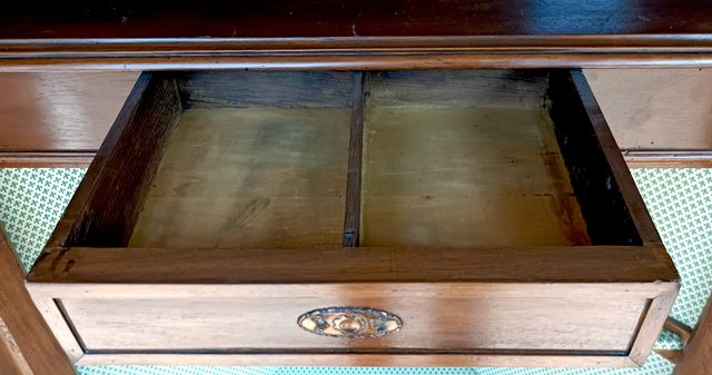 Angoliera antica in legno