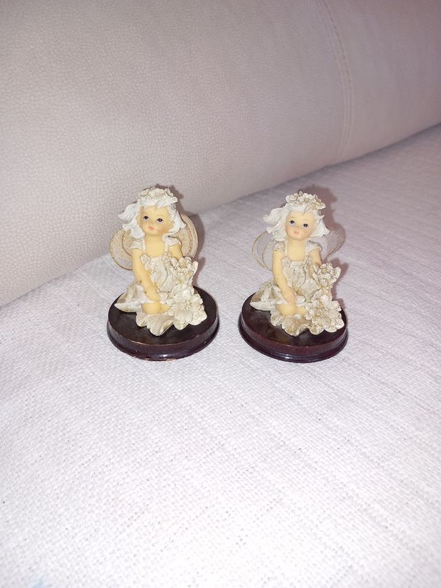 Statuette in porcellana a forma di piccolo angelo