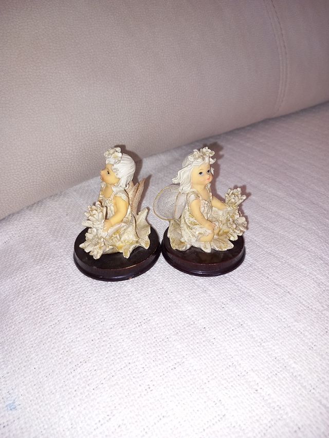 Statuette in porcellana a forma di piccolo angelo