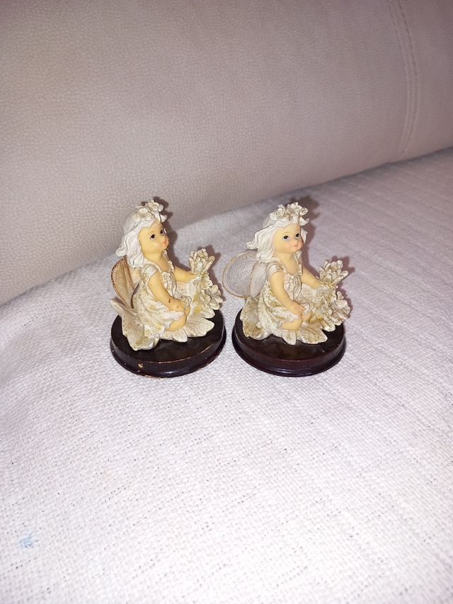 Statuette in porcellana a forma di piccolo angelo