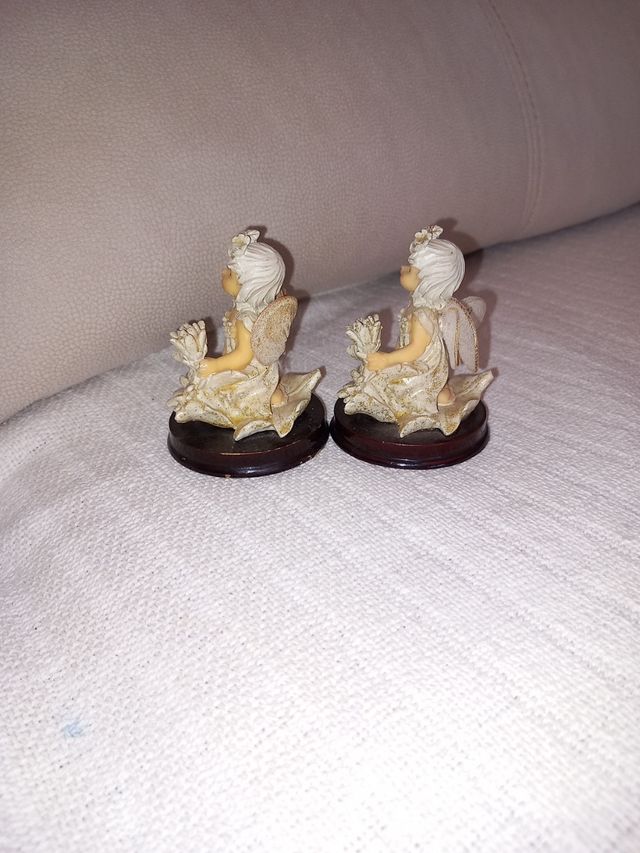 Statuette in porcellana a forma di piccolo angelo