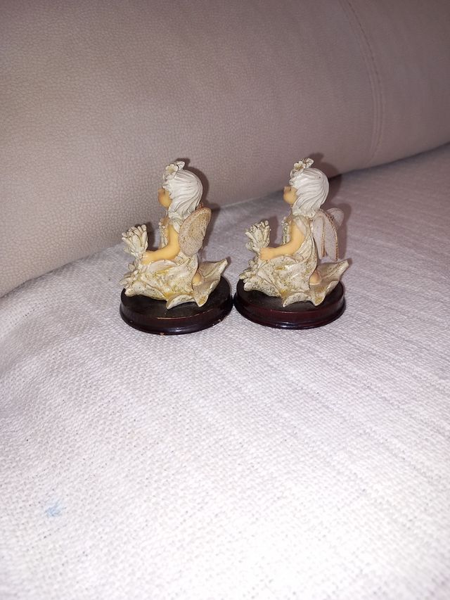 Statuette in porcellana a forma di piccolo angelo