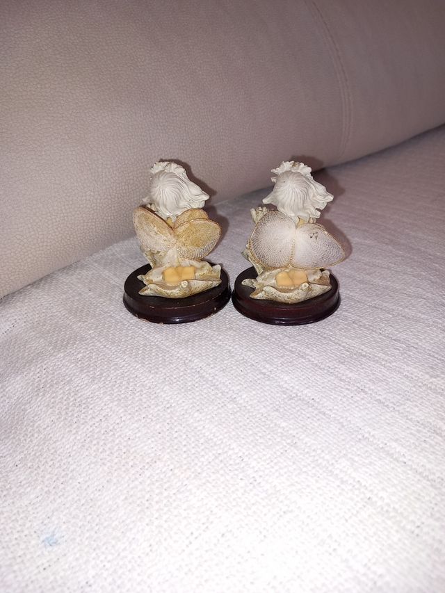 Statuette in porcellana a forma di piccolo angelo