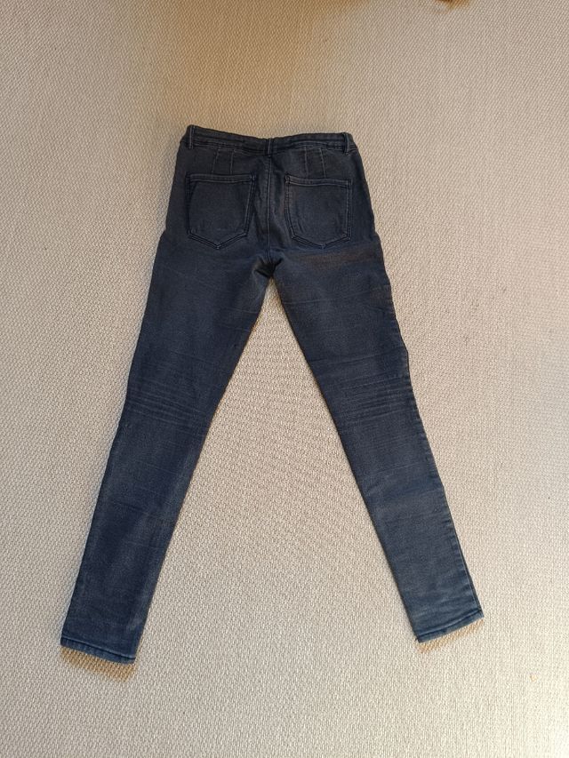 Pantalón vaquero pitillo con rotos 38