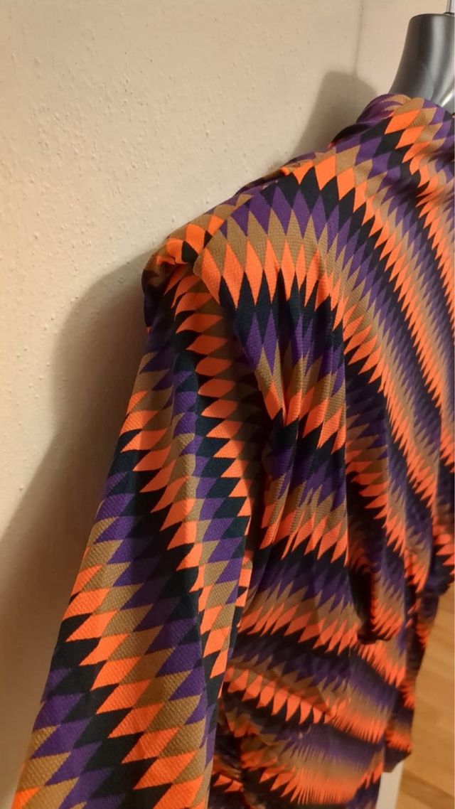 vestito colorato sopra il ginocchio