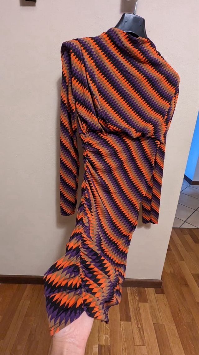 vestito colorato sopra il ginocchio