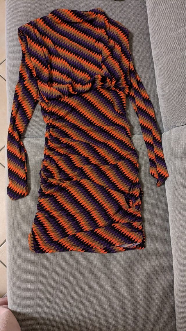 vestito colorato sopra il ginocchio