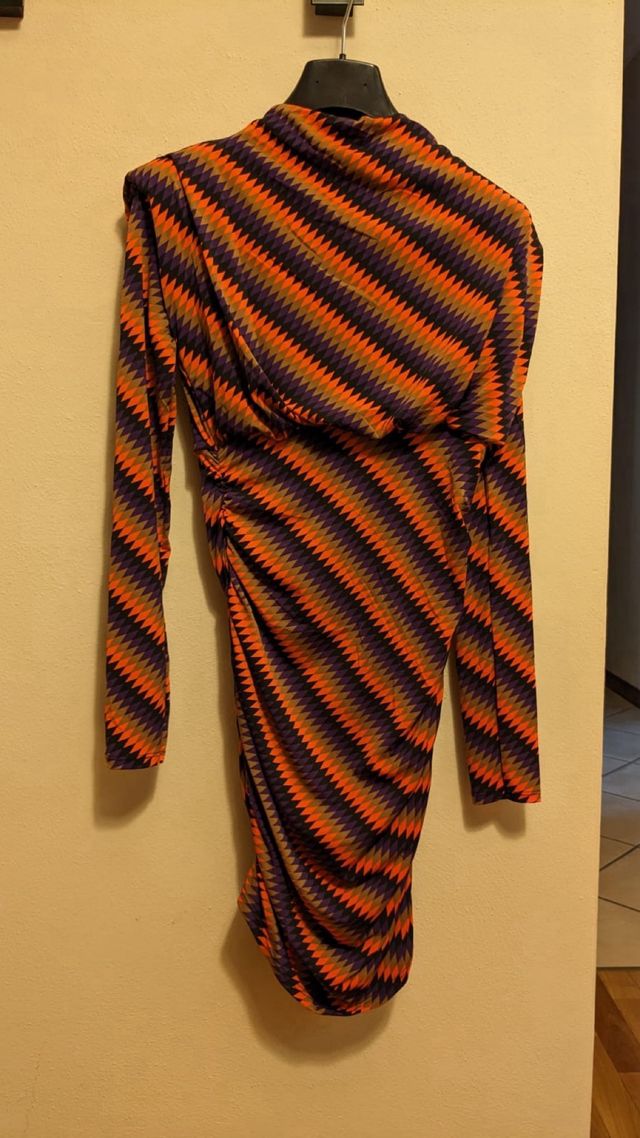 vestito colorato sopra il ginocchio