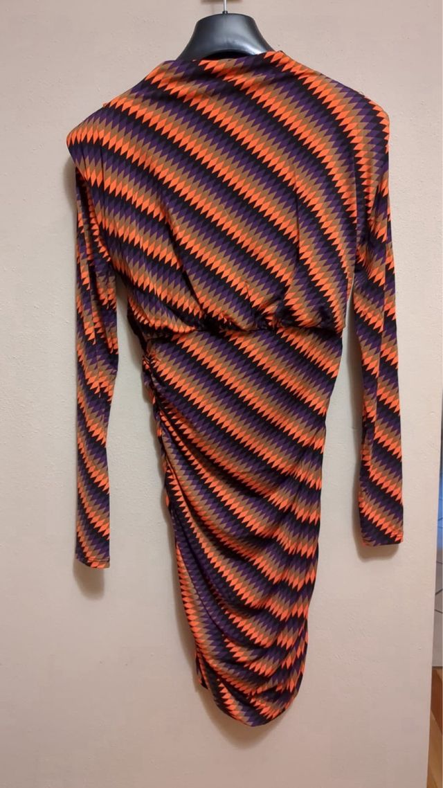 vestito colorato sopra il ginocchio