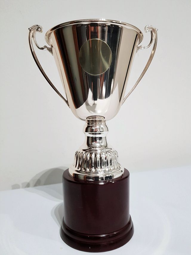 Coppa sportiva argento 800 con manici, base legno