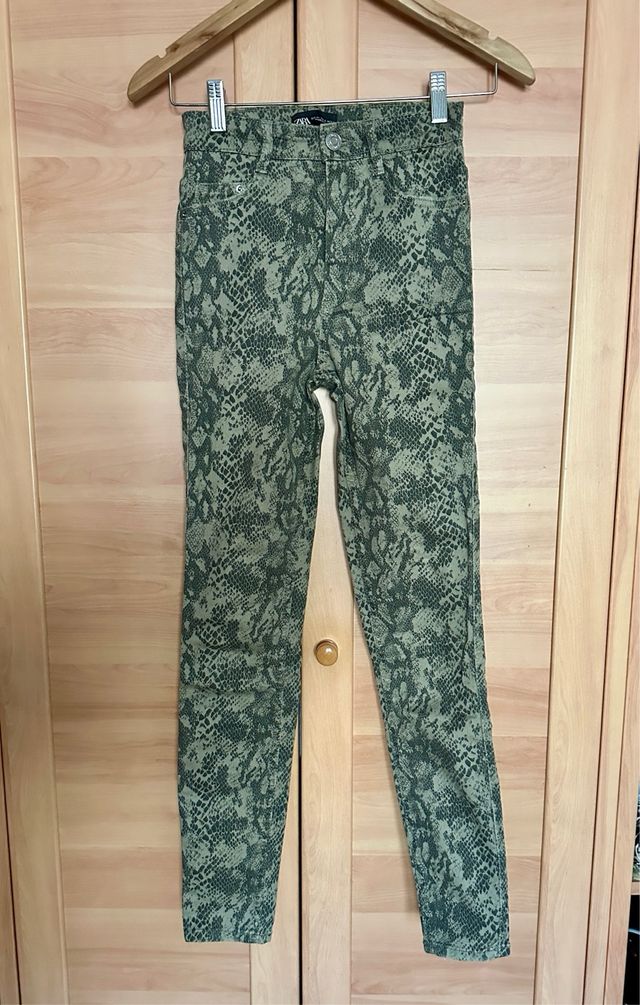 Pantalón estampado Zara