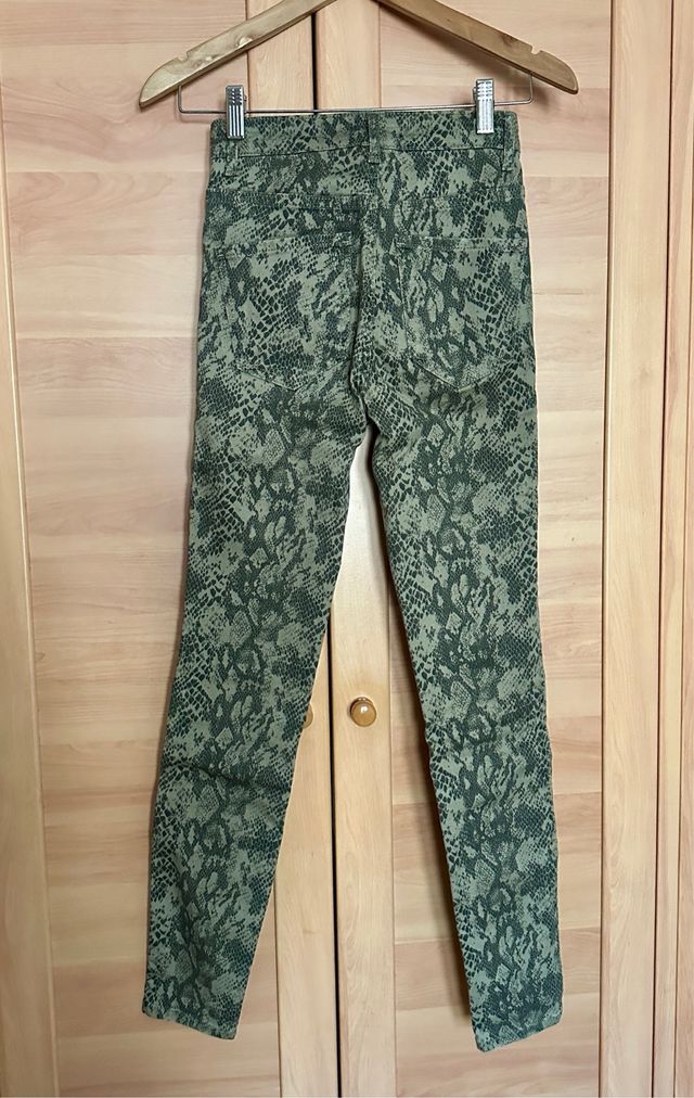 Pantalón estampado Zara