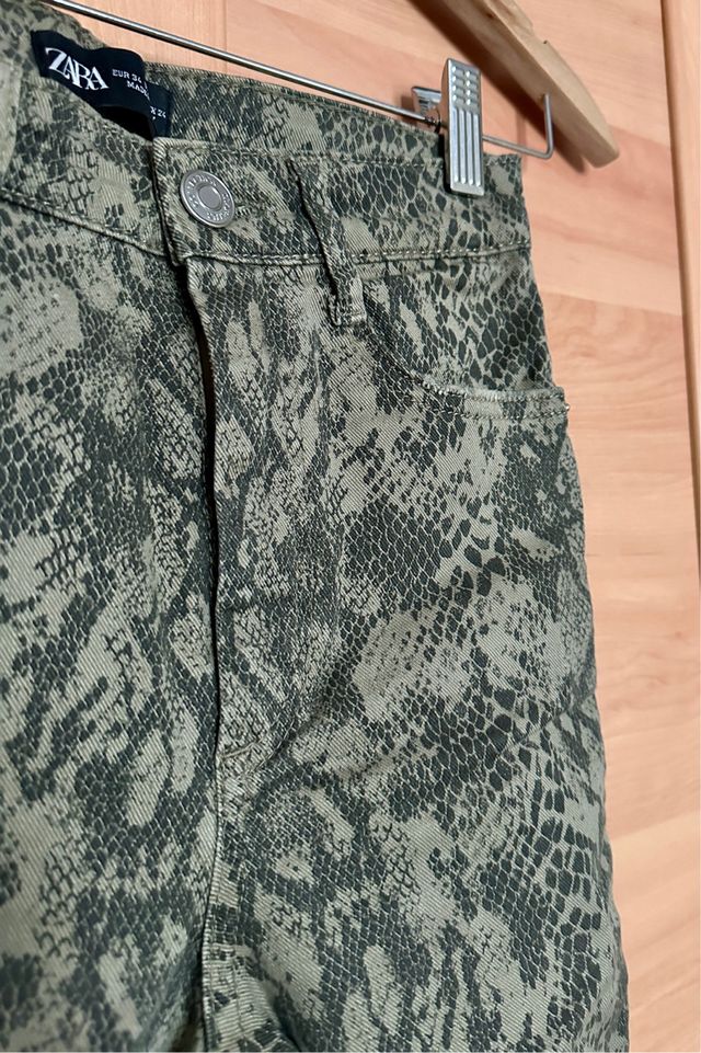 Pantalón estampado Zara