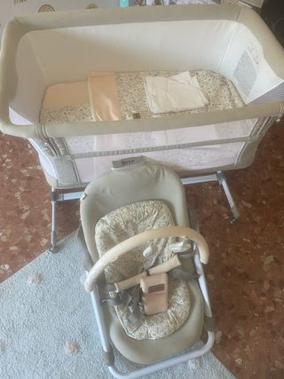 mini cuna, sabanas, edredon y mecedora