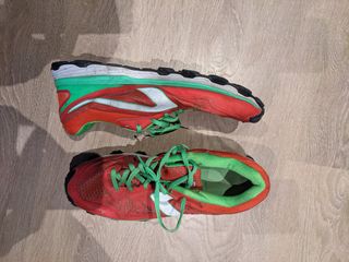 Zapatillas kalenji rojas y verdes