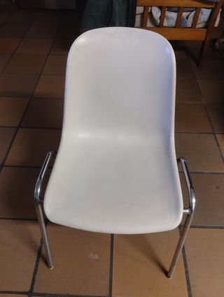 Sillas de poliéster.