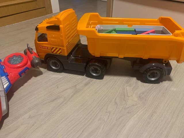 2 camiones y nave de spiderman