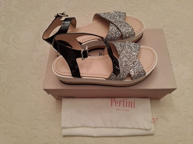 Sandalias de cuña marca Pertini