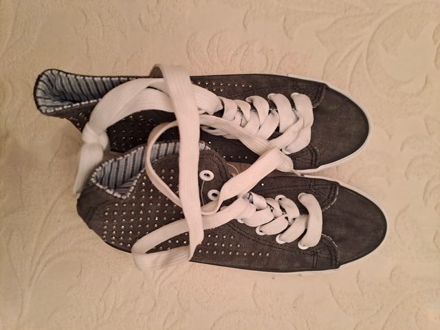 Zapatillas de la marca Mustang