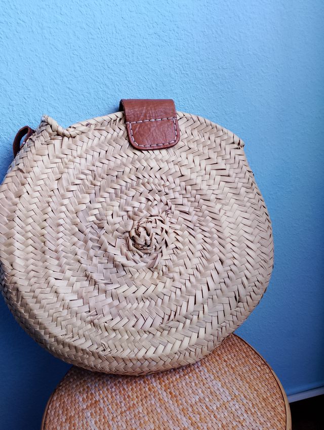 Bolso de paja redondo con bandolera