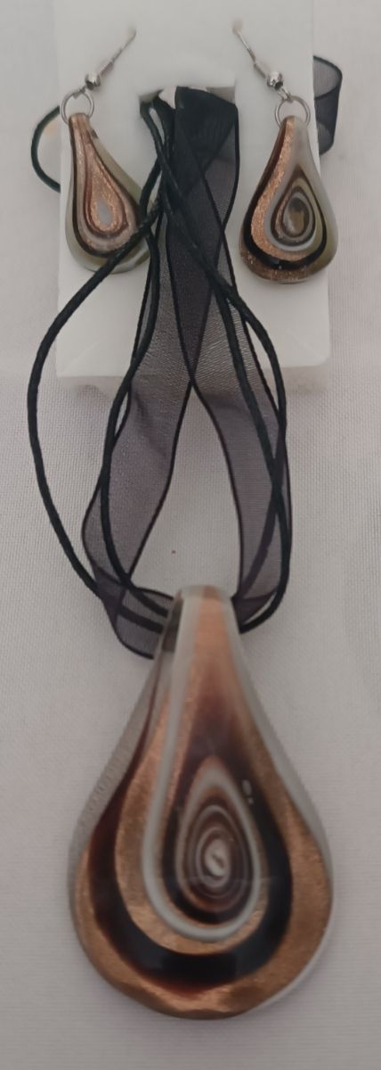 Conjunto de pendientes y collar