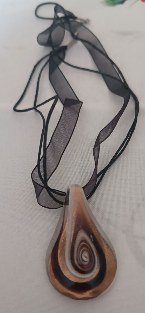 Conjunto de pendientes y collar